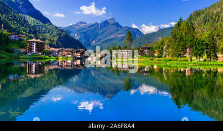 Paysage idyllique du magnifique lac Lago di Allghe dans le Nord de l'Italie, Dolomites Banque D'Images