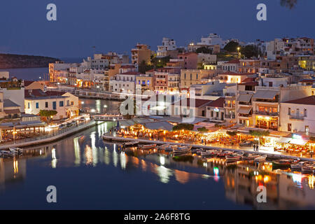 Vue sur le port d'Agios Nikolaos en soirée, île de Crète, Grèce. Banque D'Images