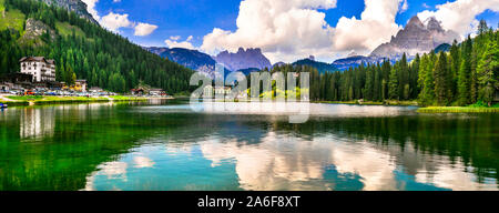 Landsape idyllique merveilleux du magnifique lac Lago di Misurina dans nord de l'Italie Banque D'Images