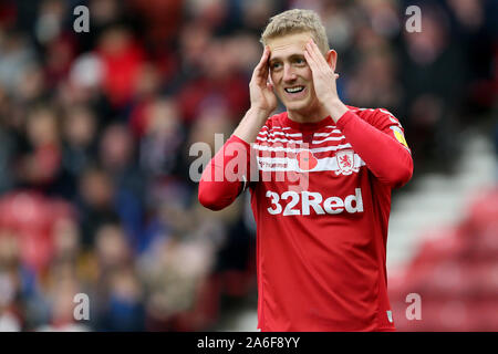 De Middlesbrough George Saville tire large au cours de la Sky Bet match de championnat au stade Riverside, Middlesbrough. Banque D'Images