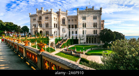 L'un des plus beaux châteaux de France - château de Miramar à Trieste Banque D'Images