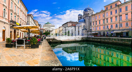 La ville de Trieste élégant avec ses beaux canaux dans la partie nord de l'Italie Banque D'Images