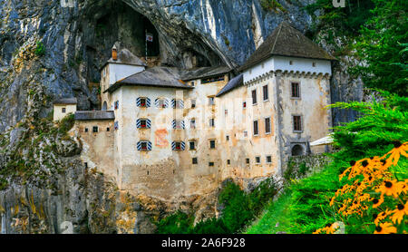 De beaux châteaux médiévaux de la Slovénie - impressionnante ville près de Postojna Predjama Banque D'Images