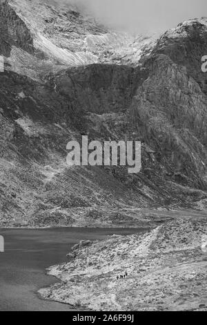 Superbe paysage d'hiver spectaculaire image de Llyn Idwal et sommets de montagnes de Snowdonia en Glyders en noir et blanc Banque D'Images