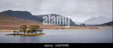 L'Écosse, panorama vue sur un lac et montagne paysage avec des arbres sur une île du Loch Droma dans Sutherland dans les Highlands écossais Banque D'Images