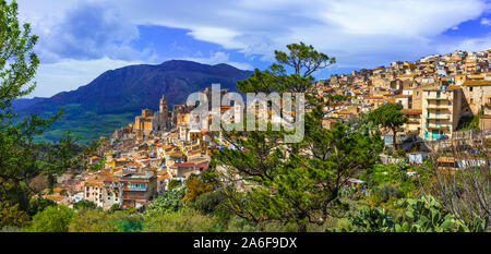 Village médiéval traditionnel (borgo) en Sicile, Caccamo. Italie Banque D'Images