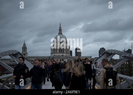 Cathédrale St Paul's Vue générale de la GV Millennium Bridge en début de soirée au cours de l'automne. Banque D'Images