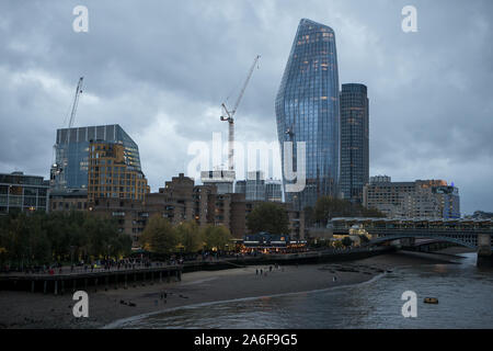 Le Vase, une vue générale de Blackfriars GV du Millennium Bridge en début de soirée au cours de l'automne. Banque D'Images