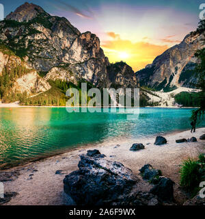 Coucher du soleil sur le lac Braies impressionnant,vue panoramique,nord de l'Italie. Banque D'Images