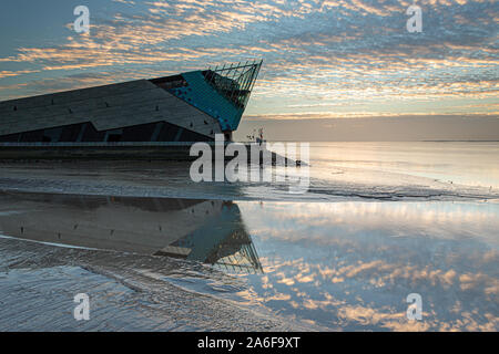 L'abîme, un submaquarium au confluent de la rivière Hull et l'estuaire Humber au lever du soleil Banque D'Images