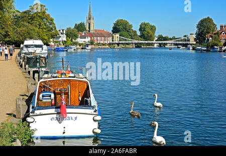 Sur la Tamise - à Marlow - river bateaux amarrés - cygnes - toile Marlow suspension bridge - sunlight - blue sky - village pittoresque Banque D'Images