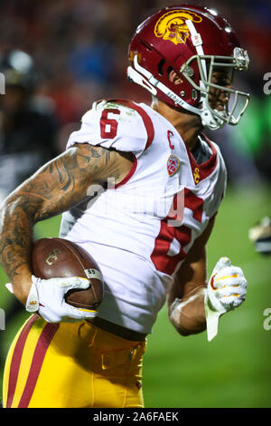 25 octobre 2019 : USC Trojans receveur Michael Pittman Jr. (6) s'exécute à la fin de la zone pour un touché dans la seconde moitié du match entre le Colorado et l'USC à Folsom Field à Boulder, CO. USC se rallièrent à gagner 35-31. Derek Regensburger/CSM. Credit : Cal Sport Media/Alamy Live News Banque D'Images