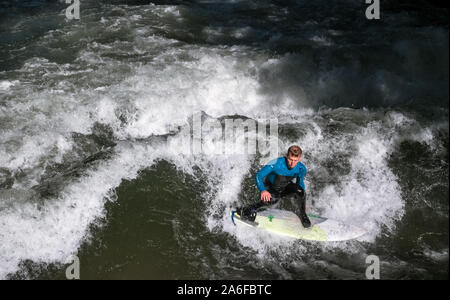 Un internaute chevauche la vague artificielle à Eisbachwelle, Munich, Allemagne. Partie d'une rivière, le spot est utilisée pour une compétition de surf annuelle. Banque D'Images