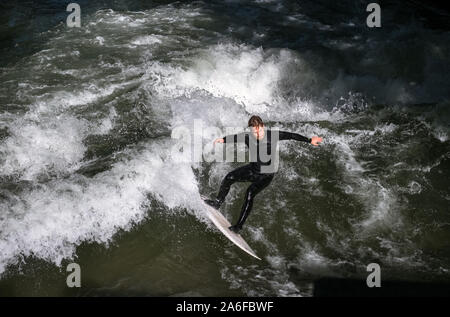 Un internaute chevauche la vague artificielle à Eisbachwelle, Munich, Allemagne. Partie d'une rivière, le spot est utilisée pour une compétition de surf annuelle. Banque D'Images