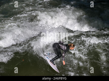 Un internaute chevauche la vague artificielle à Eisbachwelle, Munich, Allemagne. Partie d'une rivière, le spot est utilisée pour une compétition de surf annuelle. Banque D'Images