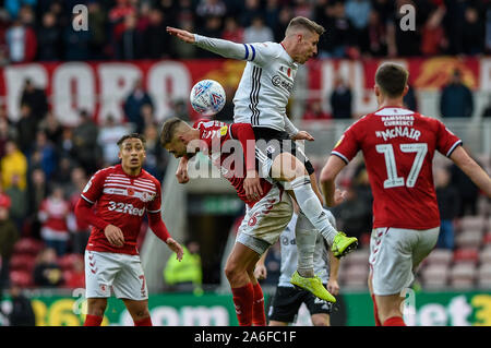 Middlesbrough, Royaume-Uni. 26Th Oct, 2019. MIDDLESBROUGH, Angleterre 26 octobre Tom Cairney de Fulham dans un défi aérien avec Jonathan Howson de Middlesbrough lors de la Sky Bet Championship match entre Middlesbrough et Fulham au stade Riverside, Middlesbrough le samedi 26 octobre 2019. (Crédit : Iam Burn | MI News) photographie peut uniquement être utilisé pour les journaux et/ou magazines fins éditoriales, licence requise pour l'usage commercial Crédit : MI News & Sport /Alamy Live News Banque D'Images