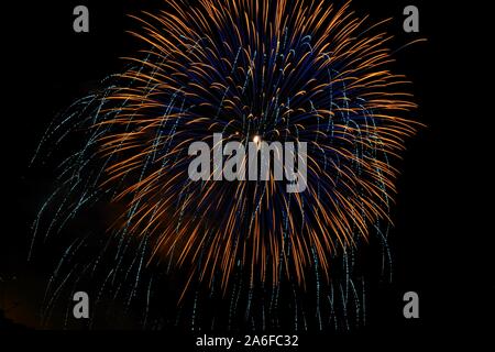 Grand feu d'artifice dans le ciel nocturne Banque D'Images