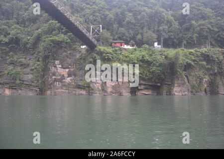 La tenture pont suspendu de la rivière dans Umngot Dawki Meghalay, Shillong, près de la frontière de l'Inde et du Bangladesh en vue d'en bas la rivière Banque D'Images