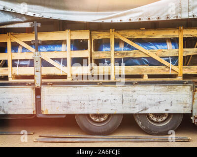 L'équipement de production de chaleur et d'transportationwith lens flare. Chariot Remorque cargo décharge un gros plan, pour toute utilisation, purprose Banque D'Images