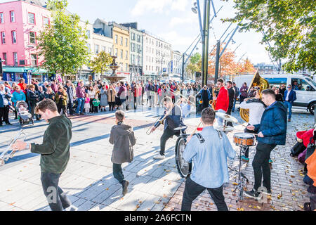 La ville de Cork, Cork, Irlande. 26 octobre, 2019. Hyde Park Brass jouer improviser une performance pour le public sur Grand Parade pendant le Festival de Jazz de Cork, Irlande. - Crédit ; David Creedon / Alamy Live News Banque D'Images