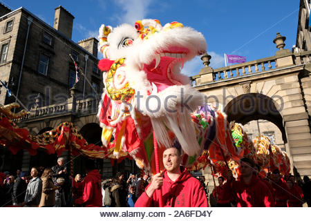 Edinburgh, Ecosse, Royaume-Uni. 26Th Oct 2019. L'Edinburgh Diwali Parade, un défilé de danseurs, de dieux hindous, pipe bands" au départ de la ville Chambres sur la High Street et le Royal Mile dirigé par le Maire. Le défilé se termine avec de la musique et des spectacles sur Castle Street, avant les célébrations passer à la Ross Bandstand dans les jardins de Princes Street pour plus de théâtre, musique et danse. On voit ici l'extérieur de la ville, chambres. Credit : Craig Brown/Alamy Live News Banque D'Images