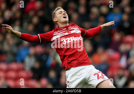 De Middlesbrough George Saville tire large au cours de la Sky Bet match de championnat au stade Riverside, Middlesbrough. Banque D'Images