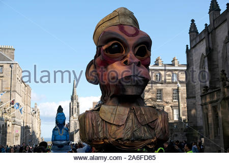 Edinburgh, Ecosse, Royaume-Uni. 26Th Oct 2019. L'Edinburgh Diwali Parade, un défilé de danseurs, de dieux hindous, pipe bands" au départ de la ville Chambres sur la High Street et le Royal Mile dirigé par le Maire. Le défilé se termine avec de la musique et des spectacles sur Castle Street, avant les célébrations passer à la Ross Bandstand dans les jardins de Princes Street pour plus de théâtre, musique et danse. Vu ici sur le Royal Mile. Credit : Craig Brown/Alamy Live News Banque D'Images