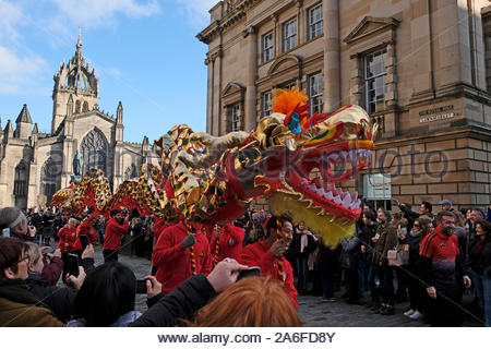 Edinburgh, Ecosse, Royaume-Uni. 26Th Oct 2019. L'Edinburgh Diwali Parade, un défilé de danseurs, de dieux hindous, pipe bands" au départ de la ville Chambres sur la High Street et le Royal Mile dirigé par le Maire. Le défilé se termine avec de la musique et des spectacles sur Castle Street, avant les célébrations passer à la Ross Bandstand dans les jardins de Princes Street pour plus de théâtre, musique et danse. Vu ici sur le Royal Mile. Credit : Craig Brown/Alamy Live News Banque D'Images