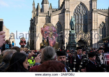 Edinburgh, Ecosse, Royaume-Uni. 26Th Oct 2019. L'Edinburgh Diwali Parade, un défilé de danseurs, de dieux hindous, pipe bands" au départ de la ville Chambres sur la High Street et le Royal Mile dirigé par le Maire. Le défilé se termine avec de la musique et des spectacles sur Castle Street, avant les célébrations passer à la Ross Bandstand dans les jardins de Princes Street pour plus de théâtre, musique et danse. Vu ici sur le Royal Mile. Credit : Craig Brown/Alamy Live News Banque D'Images