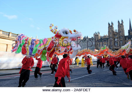 Edinburgh, Ecosse, Royaume-Uni. 26Th Oct 2019. L'Edinburgh Diwali Parade, un défilé de danseurs, de dieux hindous, pipe bands" au départ de la ville Chambres sur la High Street et le Royal Mile dirigé par le Maire. Le défilé se termine avec de la musique et des spectacles sur Castle Street, avant les célébrations passer à la Ross Bandstand dans les jardins de Princes Street pour plus de théâtre, musique et danse. On voit ici sur la butte. Credit : Craig Brown/Alamy Live News Banque D'Images