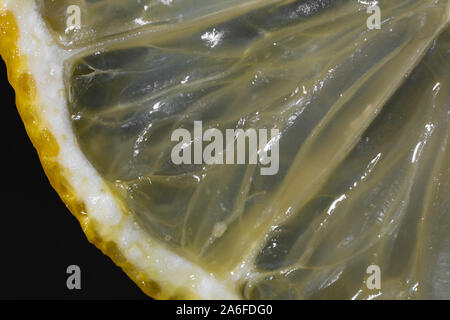 Close up of tranche de citron sur fond sombre Banque D'Images
