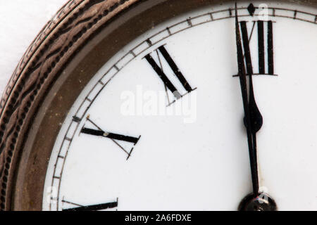 Portrait d'une ancienne montre de poche en argent Banque D'Images