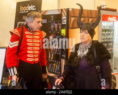 Couple en costumes traditionnels Goth par distributeurs automatiques, Whitby Goth Week-end Festival, Whitby, North Yorkshire, UK, 26 Octobre 2019 Banque D'Images