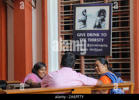 PONDICHERRY/Inde-22 février 2018:les chrétiens indiens dans la conversation sous un poster religieux à l'église catholique. Banque D'Images