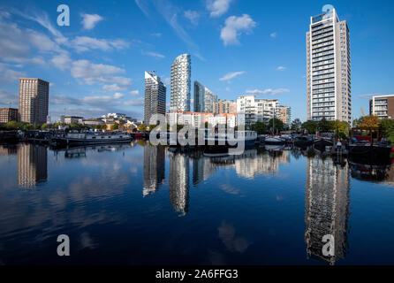 Réflexions à Poplar Marina dans l'Est de Londres, Angleterre, Royaume-Uni Banque D'Images