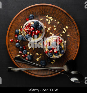 Brunch du régime alimentaire. Yaourt à la grecque avec les baies fraîches et l'avoine. Concept de vie sain. Image carrée, directement au-dessus Banque D'Images