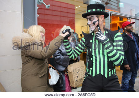 Manchester, UK, le 26 octobre 2019. Clients dans le centre de Manchester, ont eu droit à un avant-goût de l'Halloween après-midi ainsi que les membres du groupe à la trappe mis sur un affichage spécial de leur abiliities au grand plaisir des enfants comme des adultes. Crédit : la double couche/Alamy Live News Banque D'Images