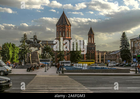 Gyumri,Arménie,05 Septembre,2019:Square avec un monument de Vardan Mamikonian à les fontaines et l'église du Saint Sauveur sur l'arrière-plan de t Banque D'Images