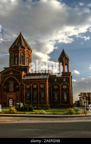 Côté ouest, avec clocher sur l'Église "Amenaprkich' du Saint Sauveur sur le fond de l'ciel du soir à Gyumri Banque D'Images