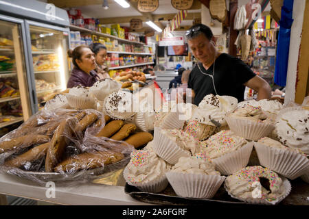 Les commerçants locaux à un Pueblito Paisa communauté latino-centre commercial de sept Sœurs,Londres,Angleterre,UK. Ils sont difficiles d'expulsion de Giv Banque D'Images