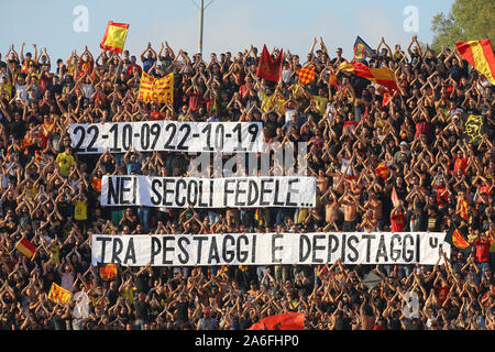 Lecce, Italie. 26 octobre 2019. Fans de Lecce tenir une banderole en hommage de Stefano Cucchi, tué le 22 octobre 2009 par la brutalité de la police suspectée au cours de la Serie A italienne match de football US Lecce vs Juventus le 26 octobre 2019 à la Via del Mare-Ettore Giardiniero Stadium. Lecce a appelé avec la Juventus 1-1. Credit : Agence Photo indépendant Srl/Alamy Live News Banque D'Images