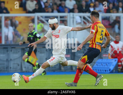 Lecce, Italie. 26 octobre 2019. La Juventus' avant argentin Gonzalo Higuain bagué après qu'il a subi une blessure lance la balle à côté du défenseur italien Fabio Lecce Lucioni au cours de la Serie A italienne match de football US Lecce vs Juventus le 26 octobre 2019 à la Via del Mare-Ettore Giardiniero Stadium. Lecce a appelé avec la Juventus 1-1. Credit : Agence Photo indépendant Srl/Alamy Live News Banque D'Images