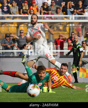 Lecce, Italie. 26 octobre 2019. La Juventus' avant argentin Gonzalo Higuain tente de marquer contre le gardien brésilien Gabriel de Lecce (L, bas) après avoir combattu avec le défenseur italien Fabio Lecce (Lucioni R, bas) au cours de la Serie A italienne match de football US Lecce vs FC Juventus le 26 octobre 2019 à la Via del Mare-Ettore Giardiniero Stadium. Lecce a appelé avec la Juventus 1-1. Credit : Agence Photo indépendant Srl/Alamy Live News Banque D'Images