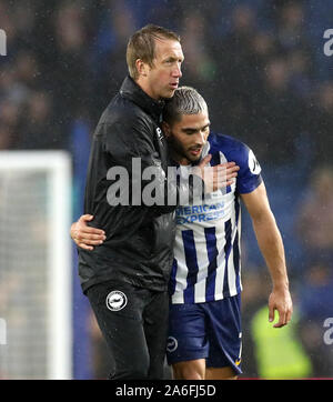 Brighton et Hove Albion manager Graham Potter et Neal Maupay après le coup de sifflet final de la Premier League match au stade AMEX, Brighton. Banque D'Images