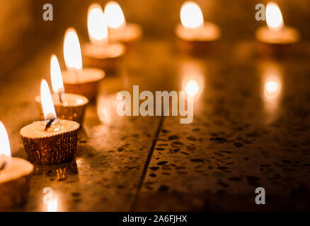 Bougies allumées à l'occasion de la deepavali, une fête hindoue de la lumière avec focus sélectif sur bougie et et de l'arrière-plan flou Banque D'Images