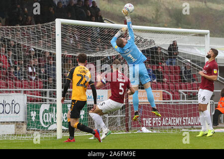 NORTHAMPTON, Angleterre 26 octobre Northampton Town's keeper David Cornell mains sûres pendant la première moitié de la Ligue 2 Sky Bet match entre la ville de Northampton et Cambridge United au PTS Academy Stadium, Northampton le samedi 26 octobre 2019. (Crédit : John Cripps | MI News) photographie peut uniquement être utilisé pour les journaux et/ou magazines fins éditoriales, licence requise pour l'usage commercial Crédit : MI News & Sport /Alamy Live News Banque D'Images