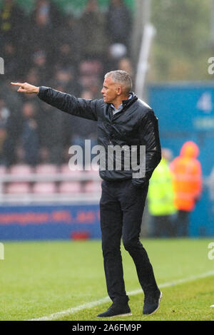 NORTHAMPTON, Angleterre 26 octobre Northampton Town's manager Keith Curle durant la première moitié de la Ligue 2 Sky Bet match entre la ville de Northampton et Cambridge United au PTS Academy Stadium, Northampton le samedi 26 octobre 2019. (Crédit : John Cripps | MI News) photographie peut uniquement être utilisé pour les journaux et/ou magazines fins éditoriales, licence requise pour l'usage commercial Crédit : MI News & Sport /Alamy Live News Banque D'Images