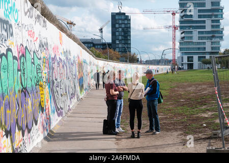 Berlin, Allemagne - Octobre - 2019 : Groupe de personnes sur les sites touristiques visite de la Mur de Berlin à Berlin, Allemagne Banque D'Images
