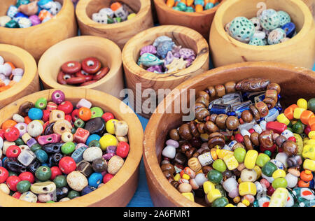 Bracelets faits de pierres naturelles et divers accessoires pour leur fabrication. Banque D'Images