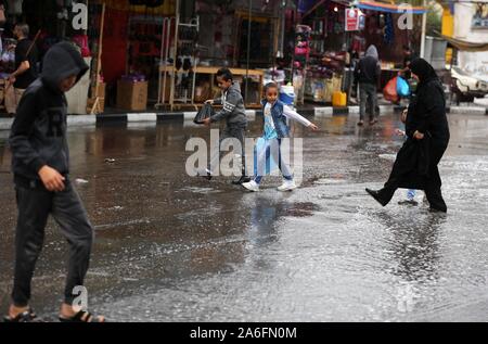 Dair Al Balah, dans la bande de Gaza, territoire palestinien. 26Th Oct, 2019. Les palestiniens à pied pendant un jour de pluie dans la ville de Gaza le 26 octobre 2019 Credit : Ashraf Amra/APA/Images/fil ZUMA Alamy Live News Banque D'Images